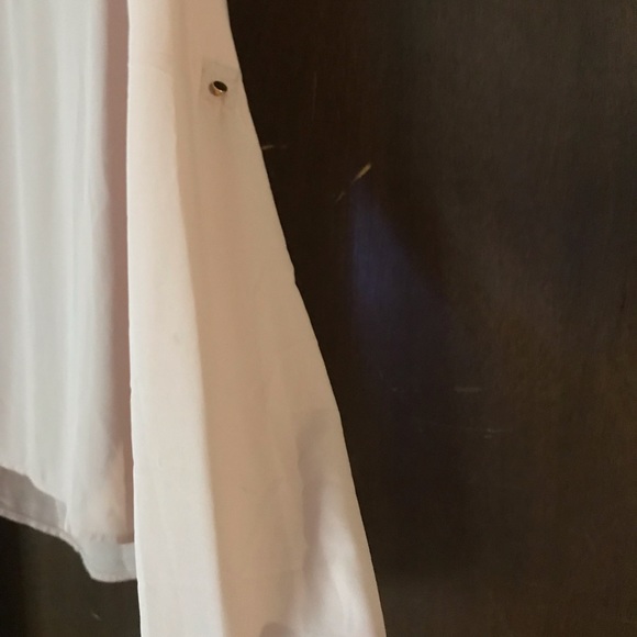 Gorgeous Flowy Soft to touch Blouse - Picture 2 of 4